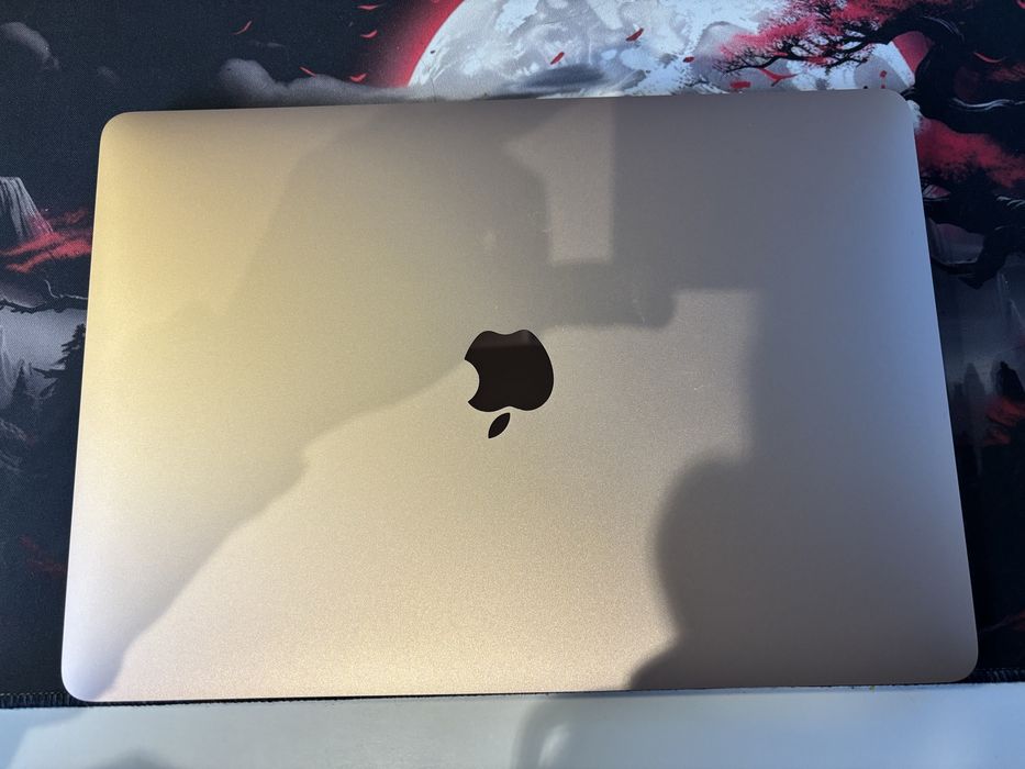 Продам Macbook Air 2019 року.