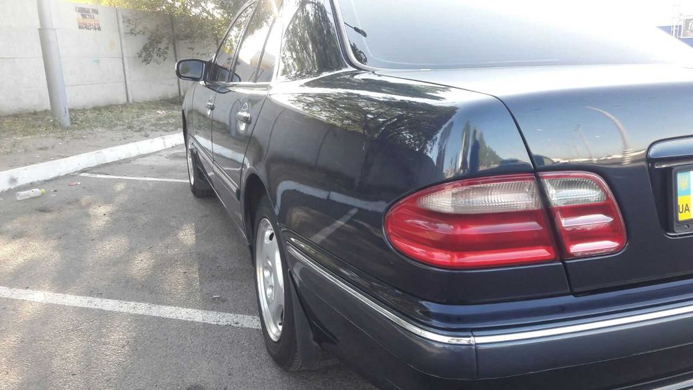 автомобіль Mercedes-Benz E240