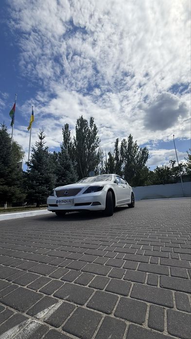 Lexus ls 600 hl в очень хорошем состоянии весь в родной краске!