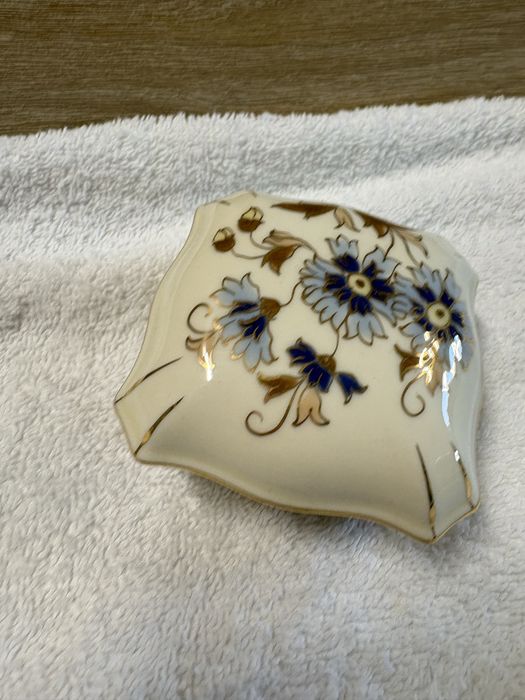 Porcelanowa szkatułka z kwiatami