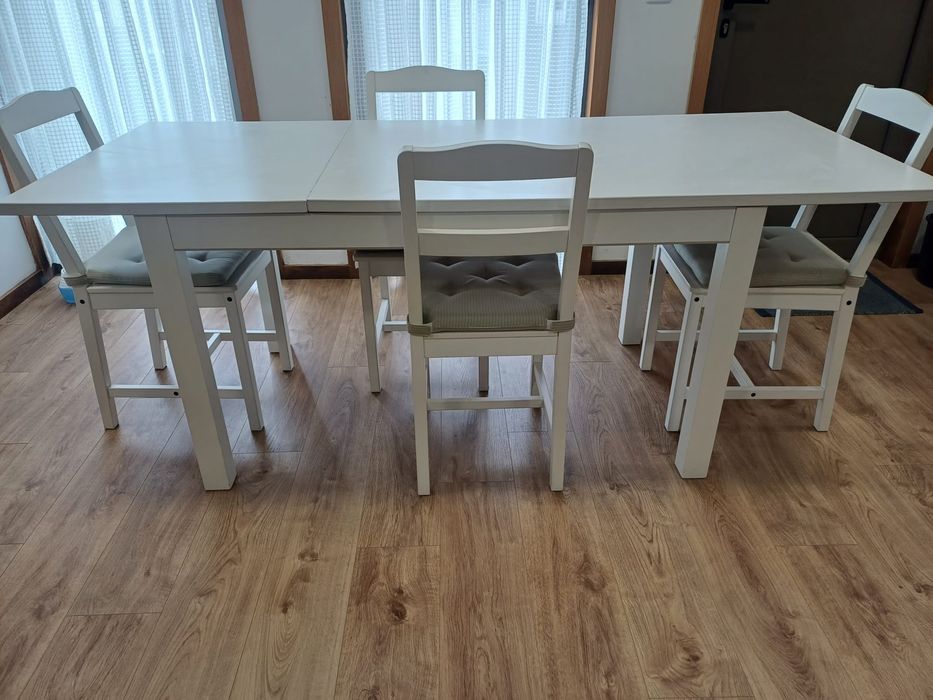 Mesa extensível com 4 cadeiras, cor branco.