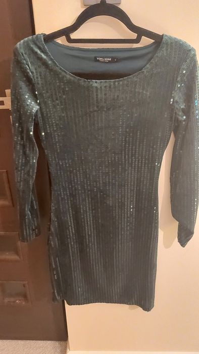 Sukienka cekinowa wizytowa