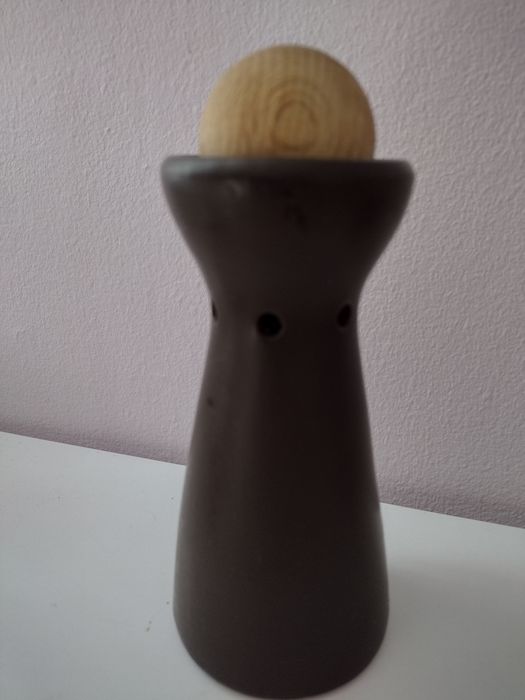 Ceramiczny,kamionkowy kominek z kulą zapachową