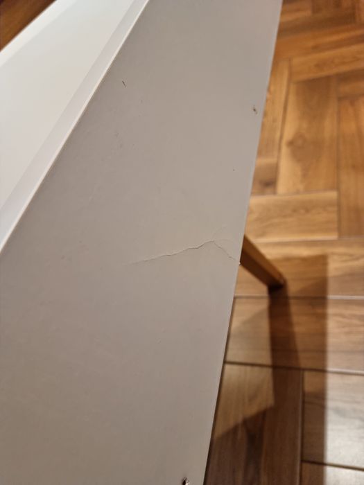 Stylowy półokrągły stolik montowany do ściany – skandynawski design