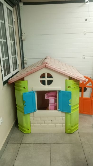 Casa para crianças brincar em muito bom estado.