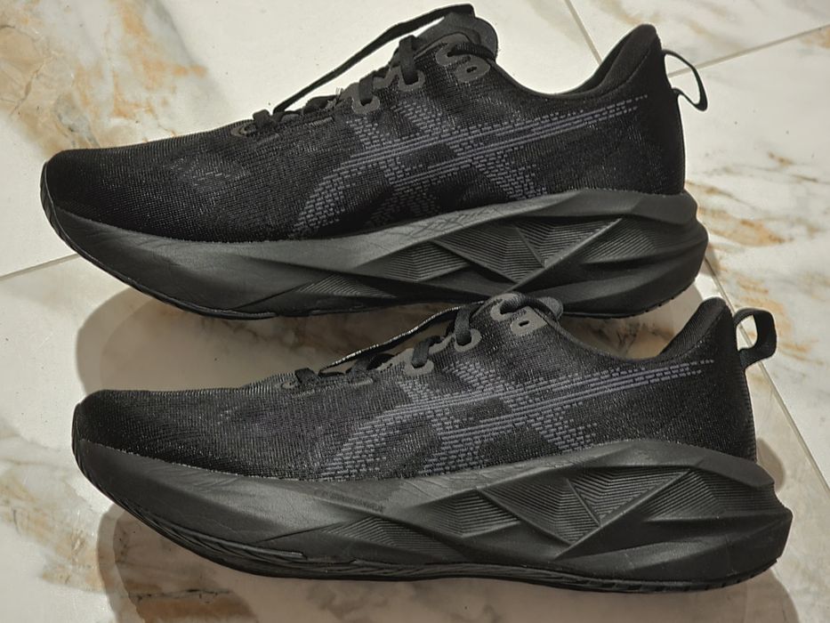 Оригінал 100% чоловічі кросівки asics novablast 5  eur 45
