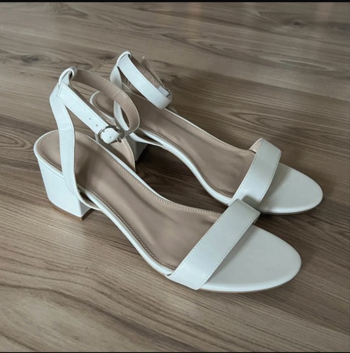 Biale sandaly na obcasie