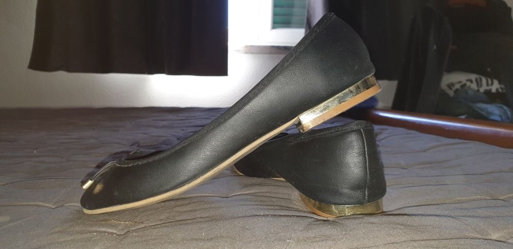 Sabrinas pretas com apontamentos dourados