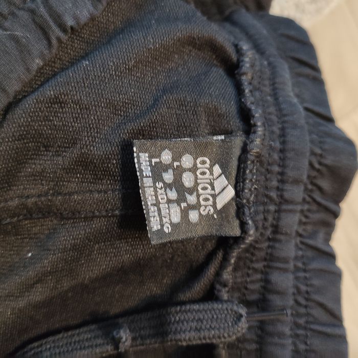 Spodnie dresowe Adidas.