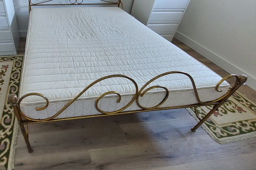 Linda cama de casal latão dourado