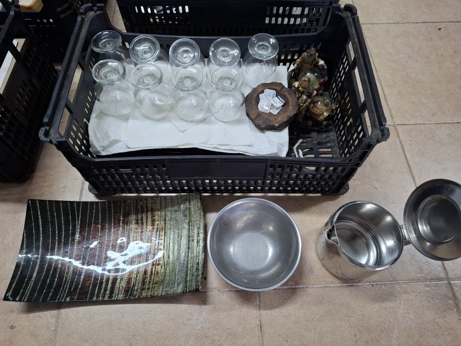 Vende se 5 cestos de artigos novos, usados,antiguidades  vender  junto