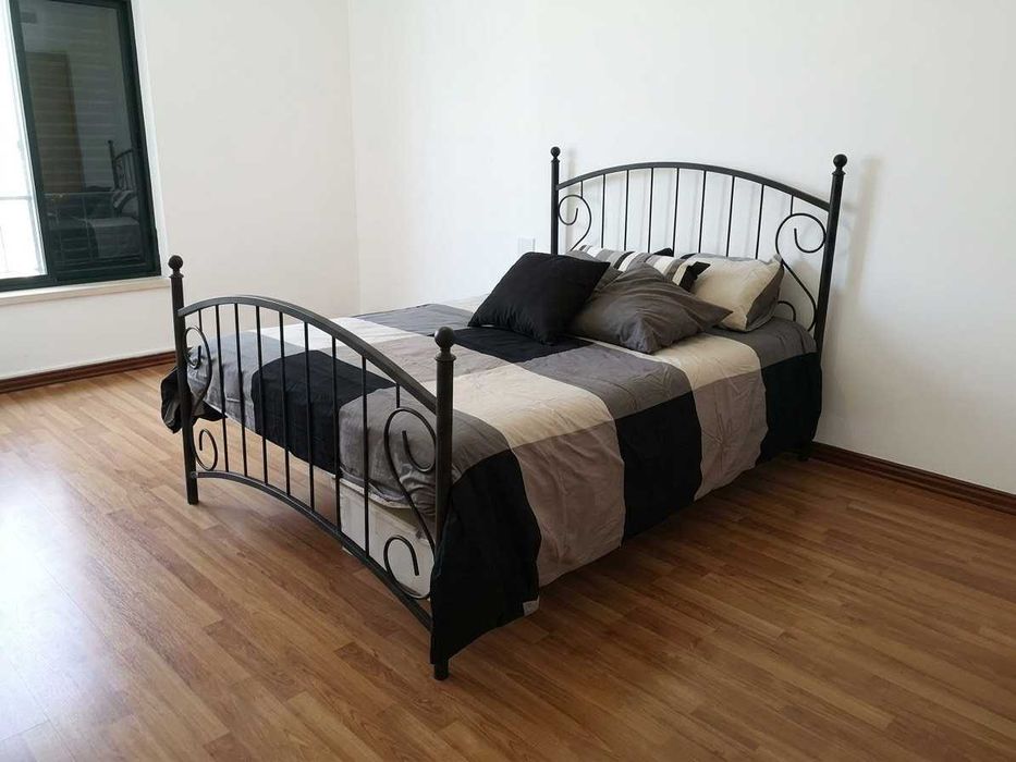 Cama, colchão e duas mesas de cabeceira