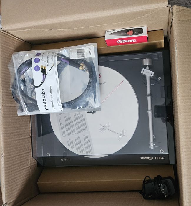 Gramofon Thorens TD 206 plus przedwzmacniacz Cambridge CP1