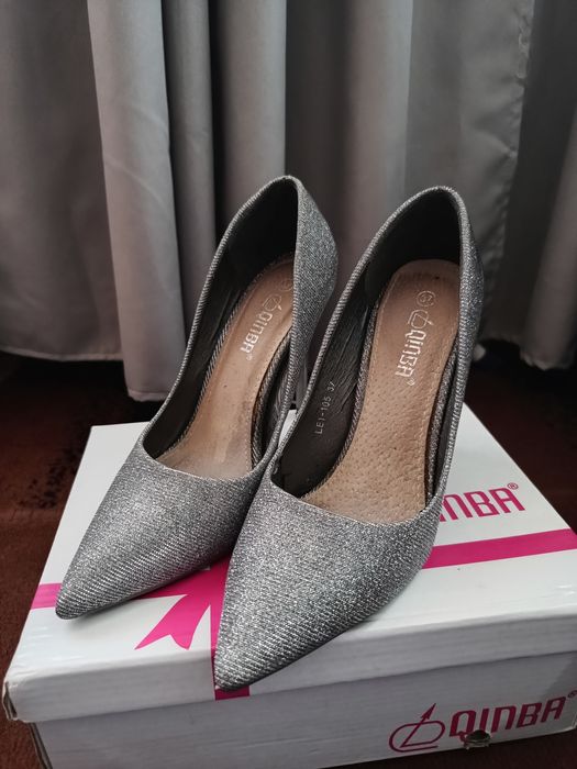 Srebrne błyszczące szpilki