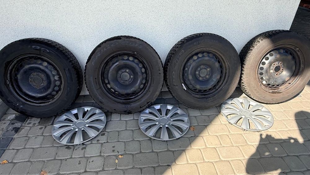 Opony zimowe + felgi stalowe Ford, prawie nowe