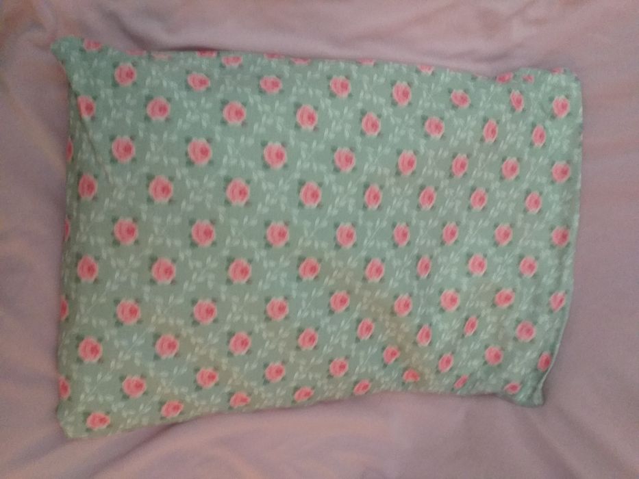 Almofada térmica de trigo e pétalas de rosas