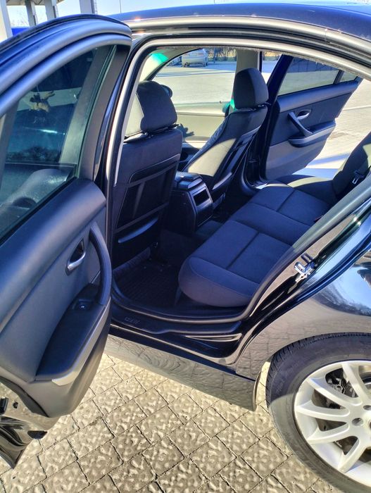 Бодрая BMW e90, два литра