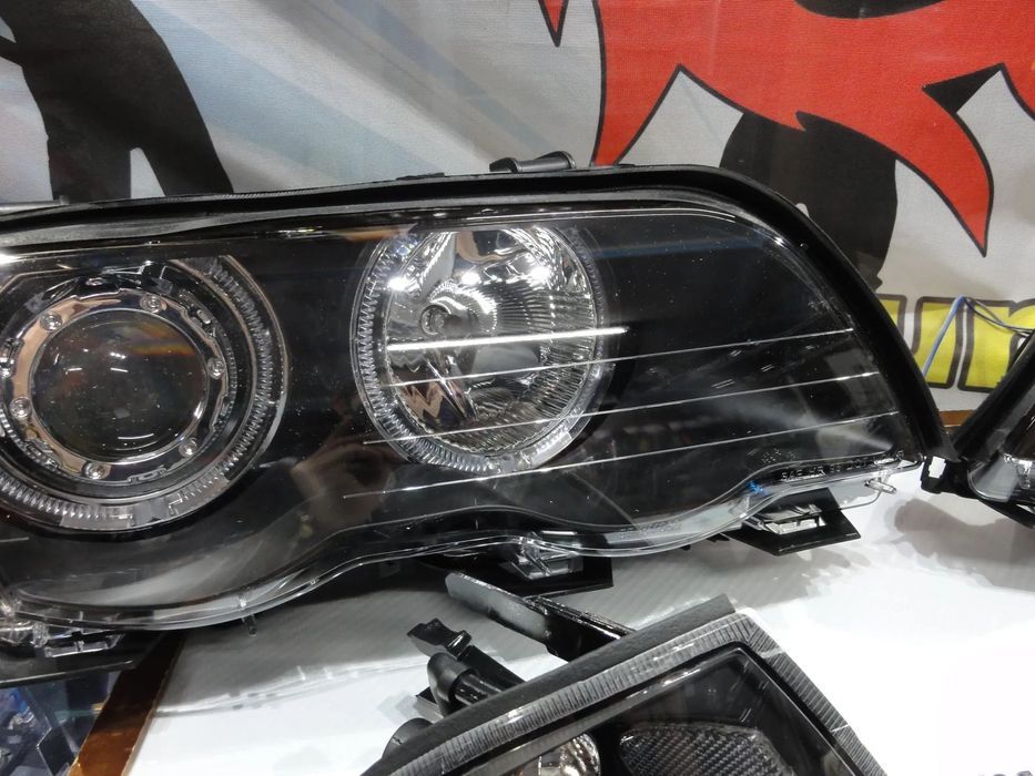 Faróis angel eyes com luz branca 5000k para BMW E46 4 portas / limosine 98-01 fundo preto com angel eyes em branco