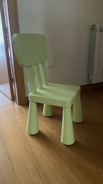 Conjunto de mesa e cadeiras