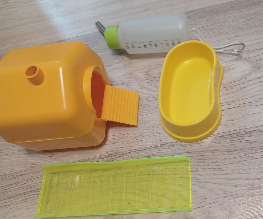 Речі в клітку. Дім, кормушка, поїлка, сходи