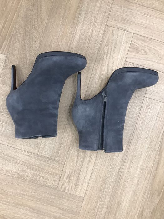 Szare botki na wysokiej szpilce