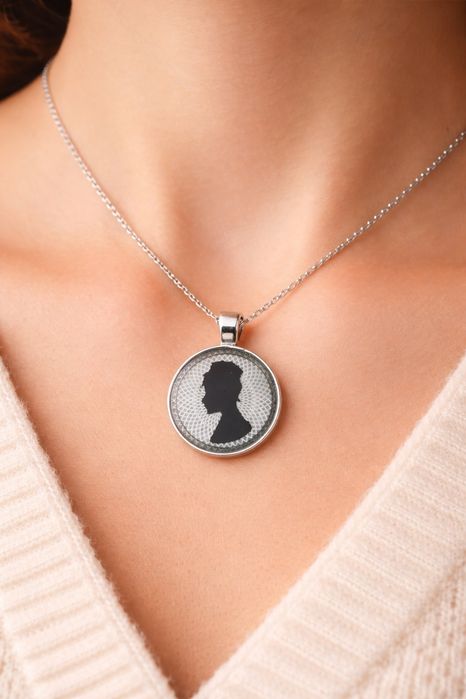 Wisiorek ze świata Bridgertonów