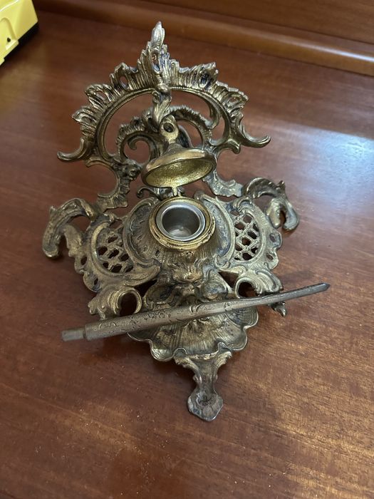Antiguidade - Tinteiro ornamentado antigo com caneta