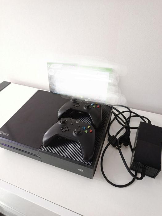 XBox One com dois comandos
