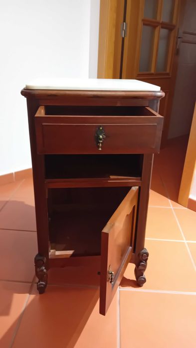 Mesa de Cabeceira Antiga