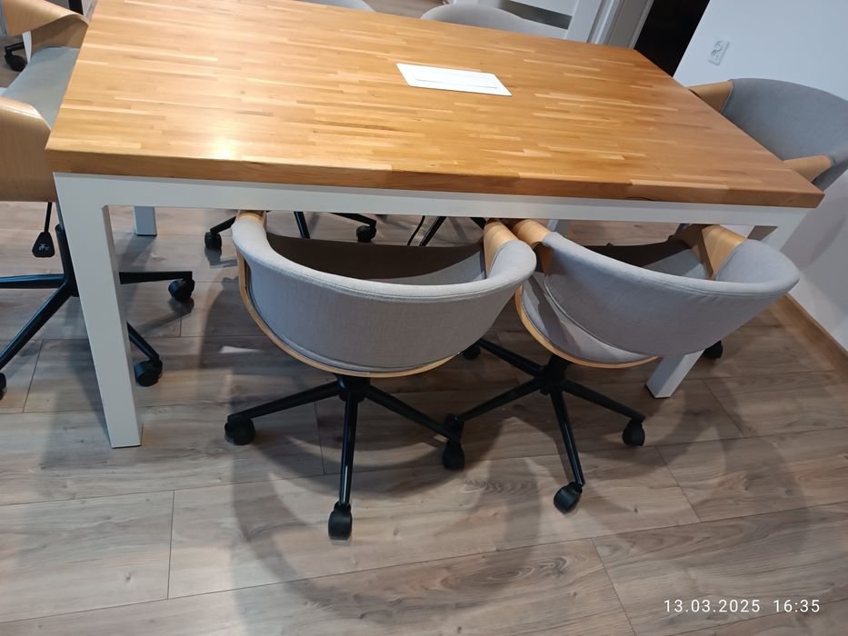 Stoł konferencyjny.