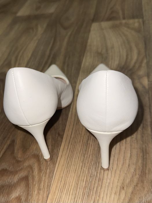 Білі каблуки на шпильці жіночі