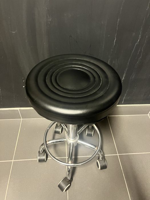 Czarne krzeslo typu hoker, regulowane idealne do uslug kosmetycznych