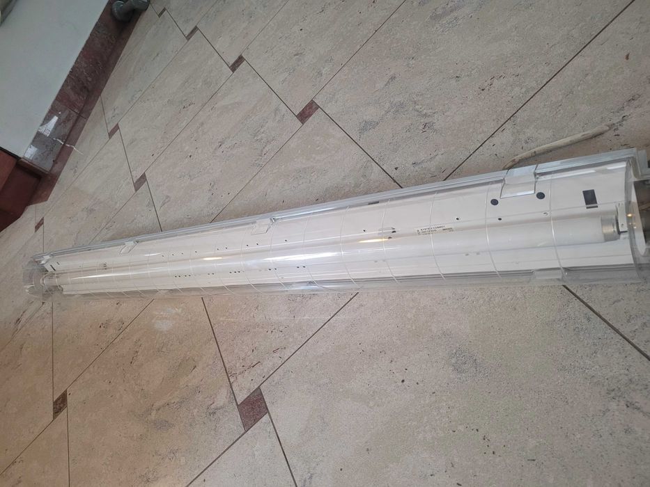 lampa do garażu halogen z obudową