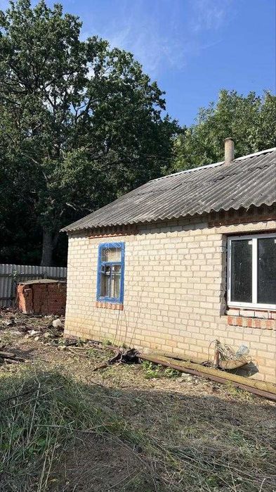 Нова Водолага будиночок під ремонт під лісом.