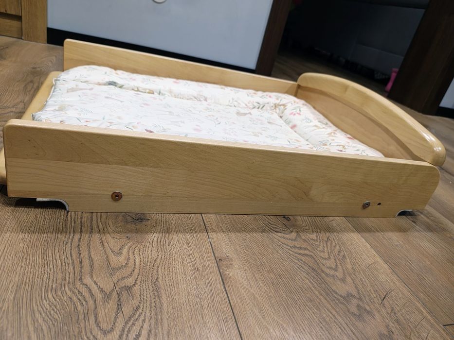 Masywny drewniany przewijak dla dziecka