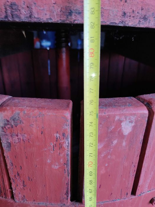 prensa de uva com rodas