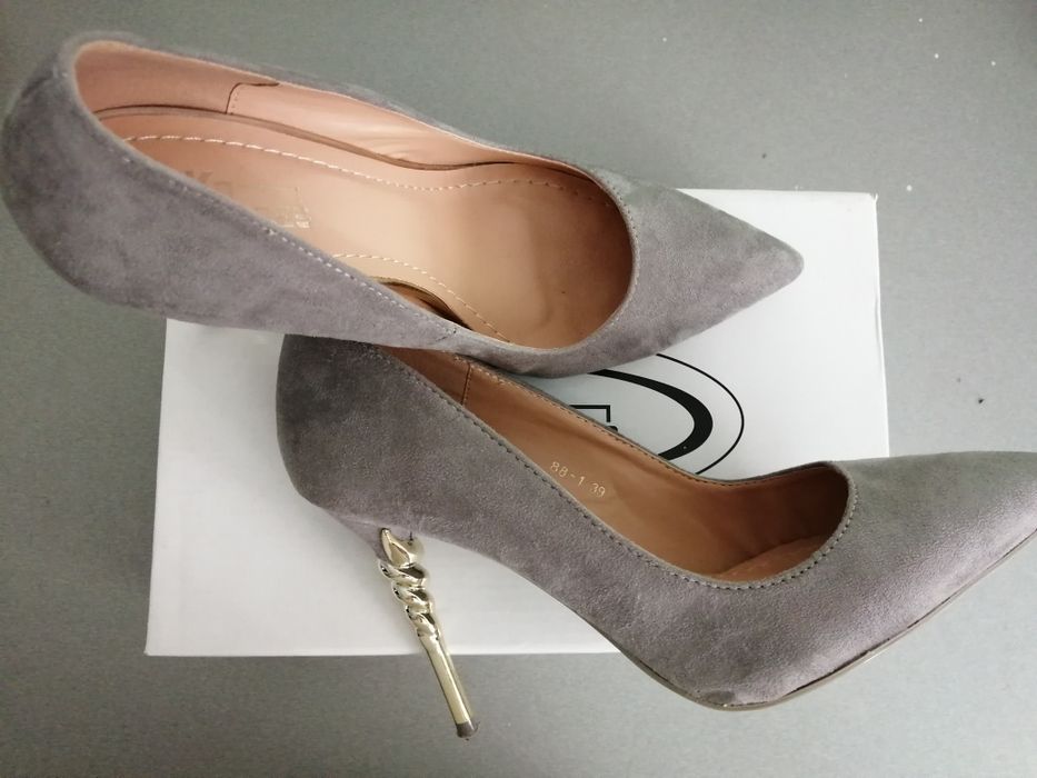 Szare buty na ozdobnym obcasie