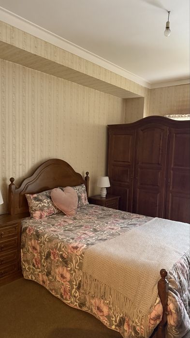 Conjunto de Quarto em Madeira - cama, roupeiro, duas mesas de cabeceira, uma cómoda