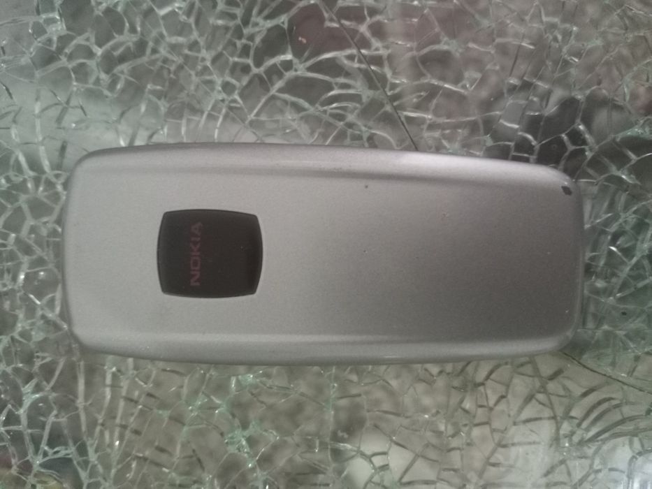 Nokia 2600 com carregador
