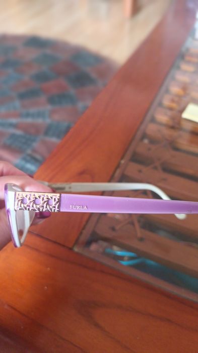 Armações marca FURLA de óculos graduados com lentes progressivas.