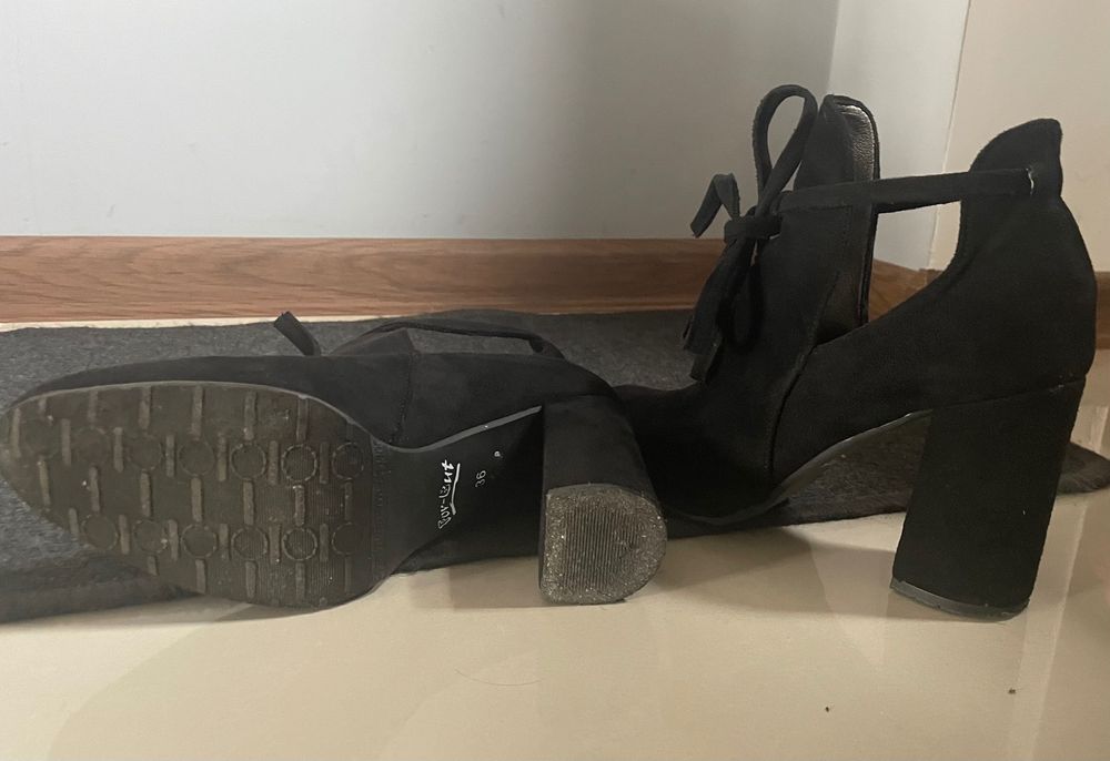 Czarne zamszowe botki