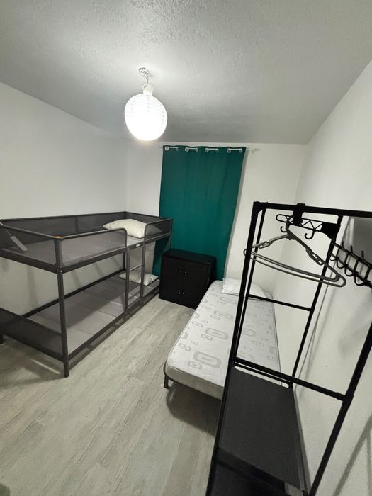 ALUGO QUARTO partilhado em Rio de Mouro junto ao Shopping Alegro Sintra/ DESPESAS INCLUSAS