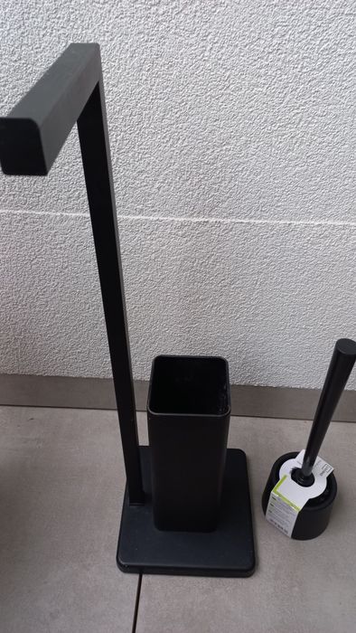 Stojak czarny metal na papier i szczotkę wc łazienka