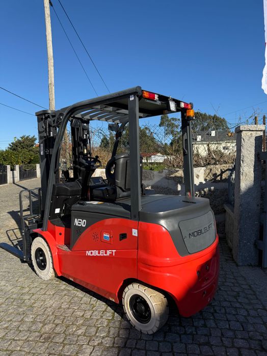 Empilhador eléctrico  Novo Noblelift 3.0T