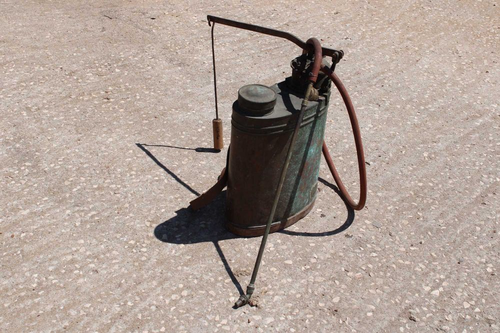 Pulverizador antigo em cobre — mochila agrícola