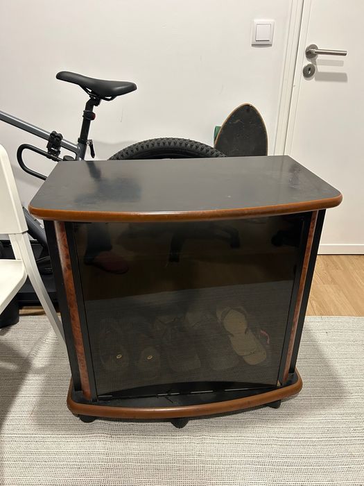 Móvel de TV de madeira e vidro