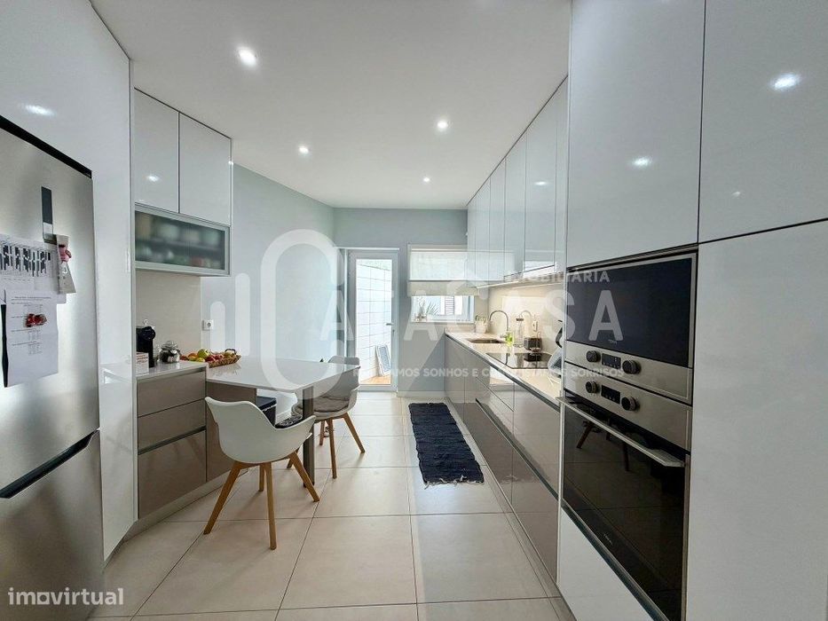 Apartamento T3 Duplex no centro de Esgueira para venda