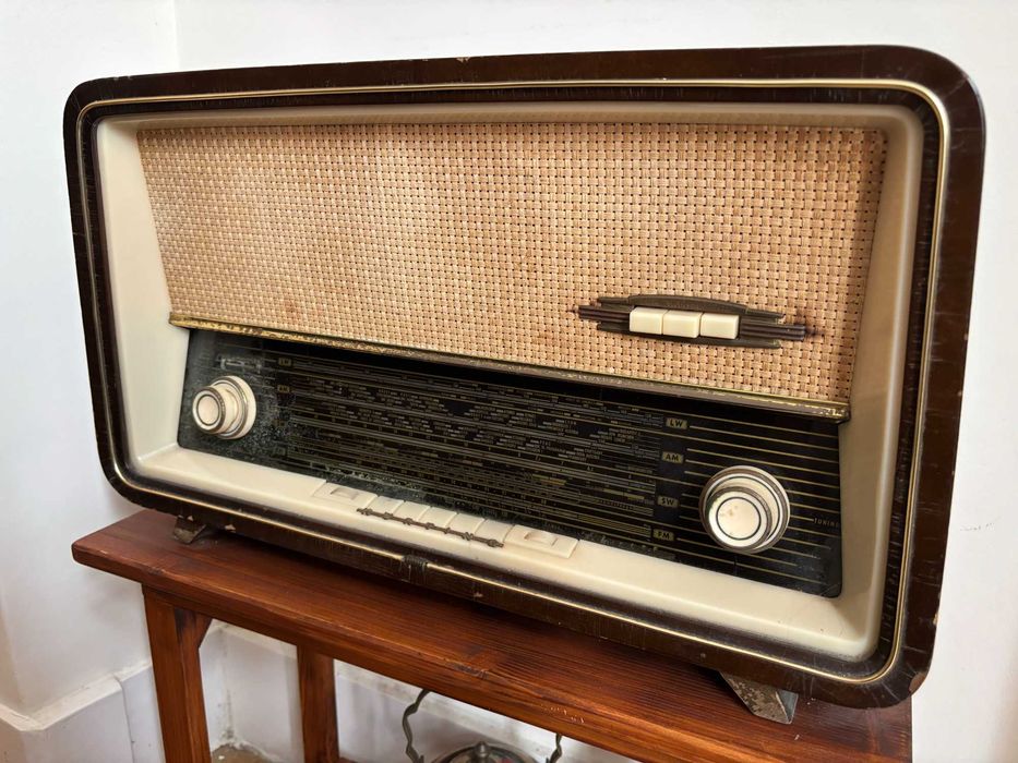 Rádio Antigo Vintage Anos 40-50 em madeira, peça decorativa
