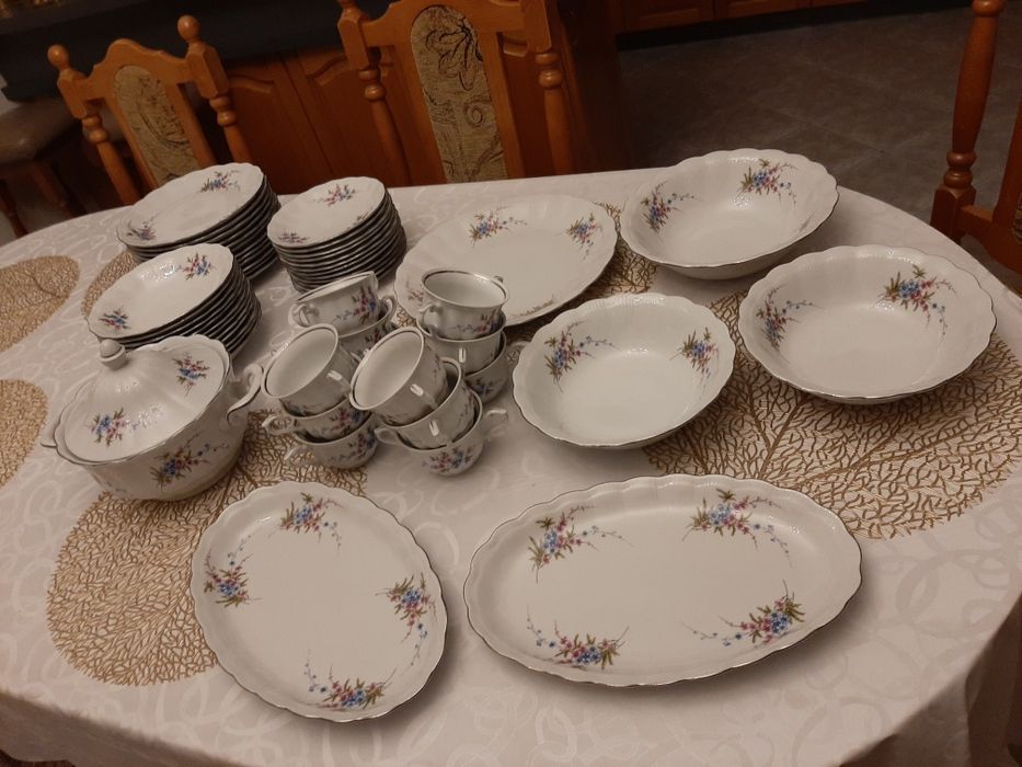 Serwis obiadowy 12 osób porcelana Wałbrzych 55 elementów