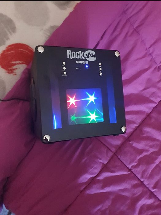 Coluna de som com karaoke e 2 microfones